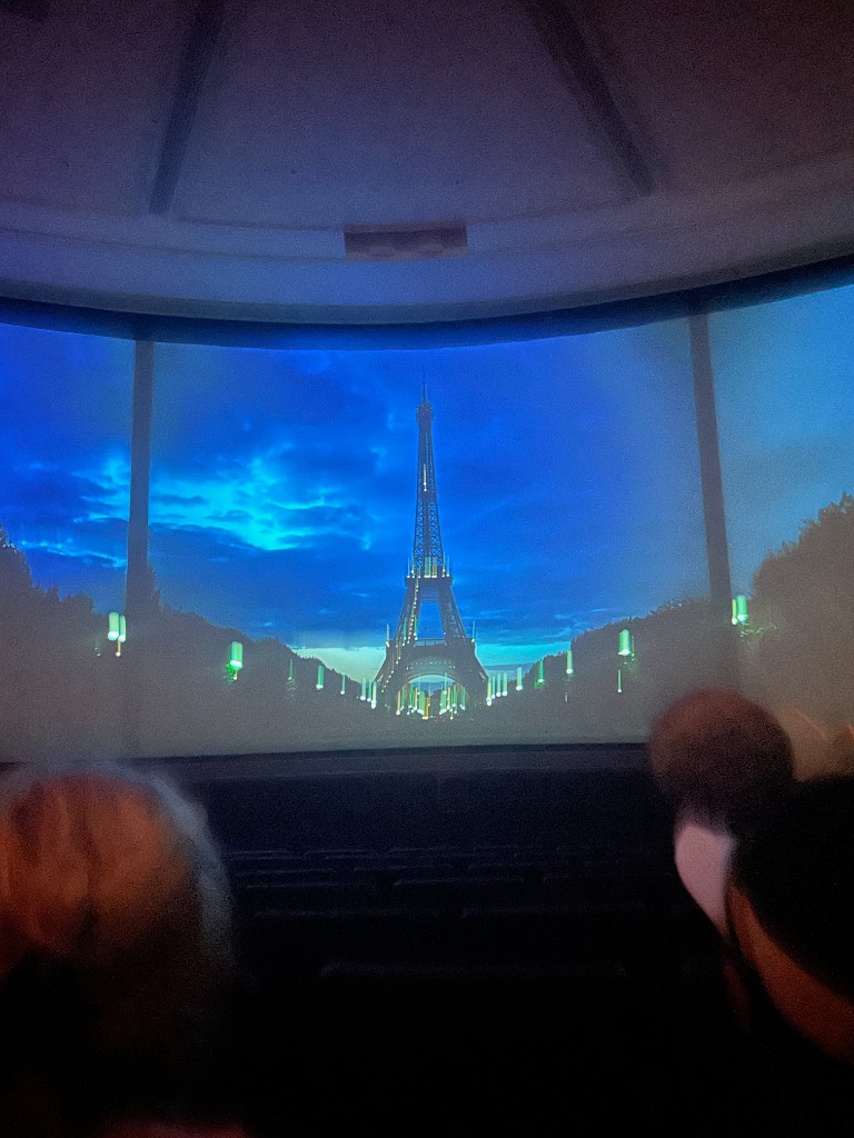 Eiffel Tower scene on the wraparound Impressions de France screen