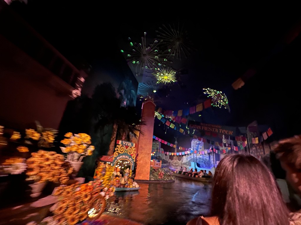 Bienvenidos Gran Fiesta Tour finale with fireworks and flower cart