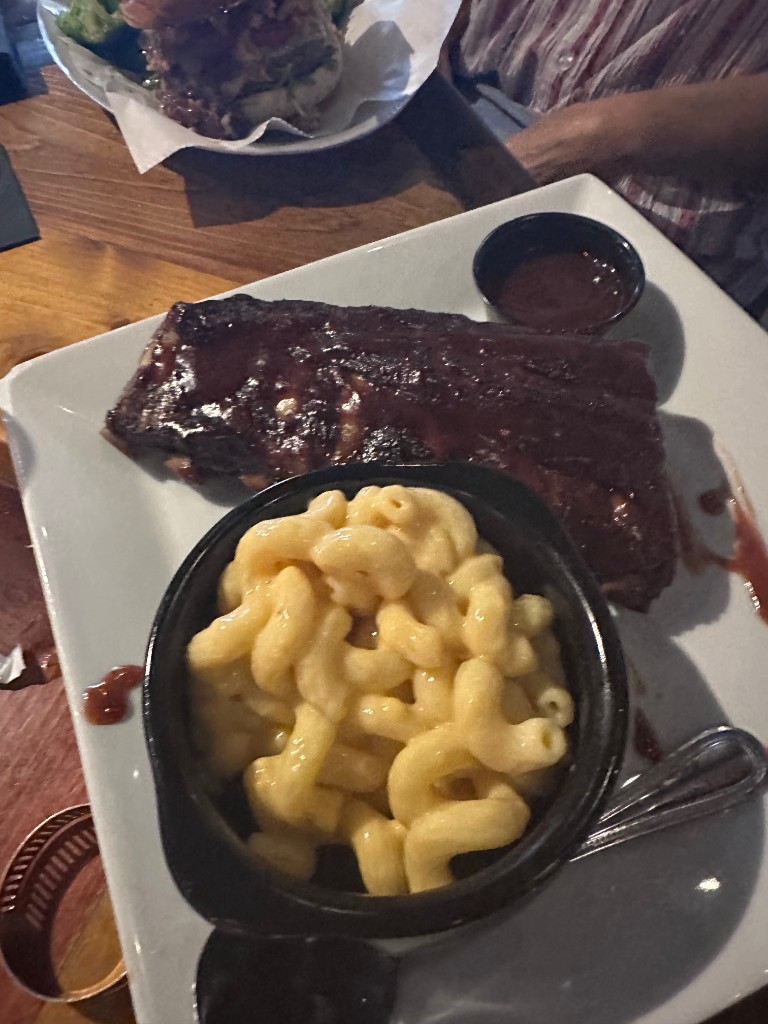 BBQ ribs with mac and cheese crock